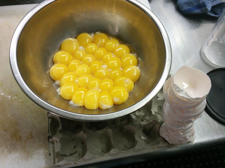 gemas de ovos perfeitamente colocado dentro de um recipiente de metal 