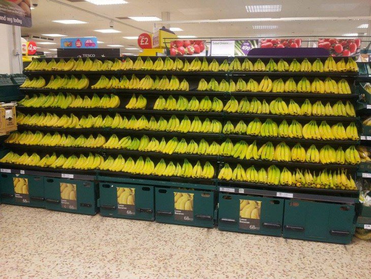 Bananas cremalheira acomodados alinhado 