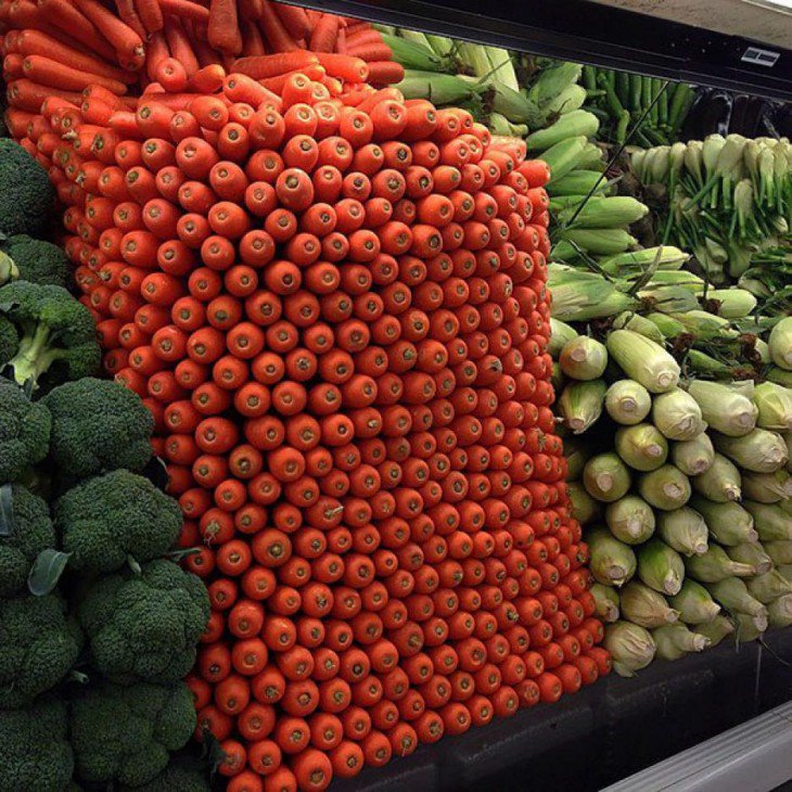 cenouras perfeitamente empilhados em uma prateleira em um shopping 
