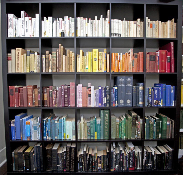 cheia de livros e cores ordenados por Librero 