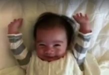 Esse bebê acordando vai deixar seu dia mais alegre