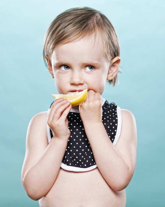Bebês que comem o limão