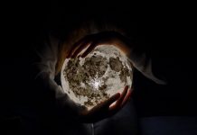 Estas lâmpadas em formato da lua e de planetas farão sua sala parecer com o universo