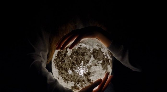 Estas lâmpadas em formato da lua e de planetas farão sua sala parecer com o universo