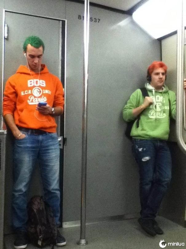 Esses dois caras entraram no metrô de diferentes estações e nem sequer se conhecem. Eles Tipo de Fit Juntos