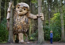 Esse artista esconde gigantes de madeira com dicas de como encontrá-los pelo mundo