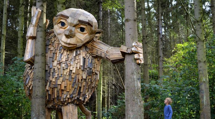 Esse artista esconde gigantes de madeira com dicas de como encontrá-los pelo mundo