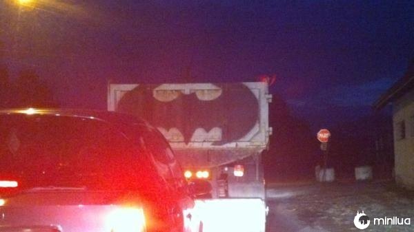 Batman foi de caminhão mesmo.