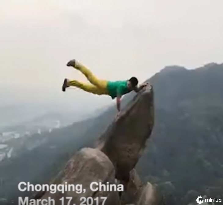 Homem cai do penhasco para uma foto