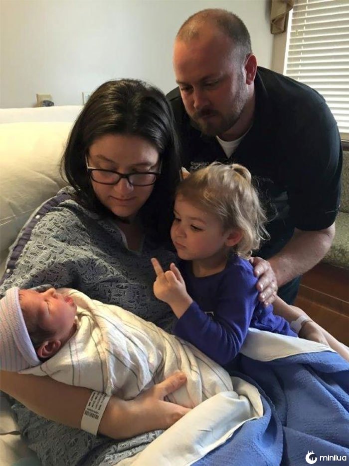 Irmã recebe irmão recém-nascido para a família