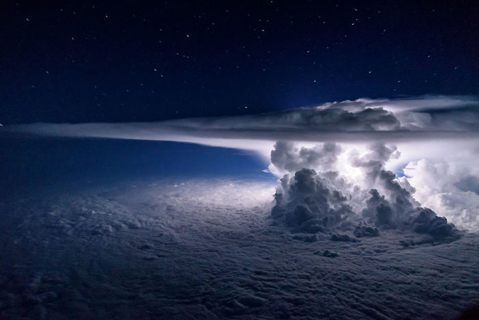 cumulonimbus enorme sobre o Oceano Pacífico a 11 km de altitude