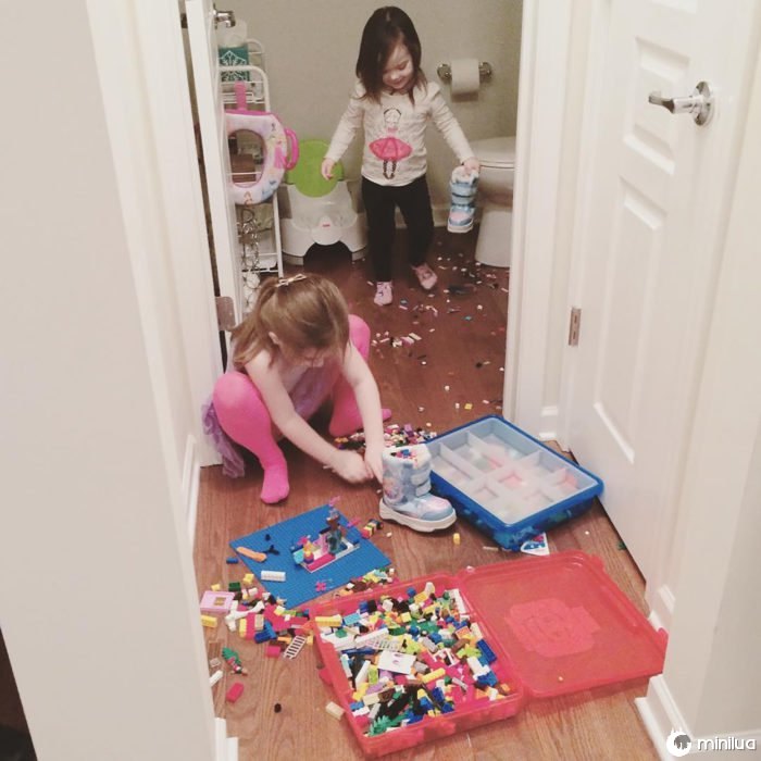duas meninas e brinquedos puxado em seu quarto