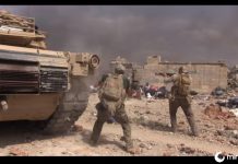 Soldado com bolas de aço corre entre as balas da Isis para resgatar uma criança