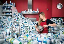 Esse fotógrafo armazenou resíduos por 4 anos para alertar sobre excessivo consumo de embalagens