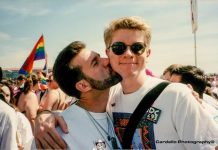 Casal gay escutou que "era só uma fase", e recriou sua foto 25 anos depois.