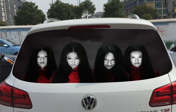 Chineses criam adesivos de terror para assustar motoristas desobedientes