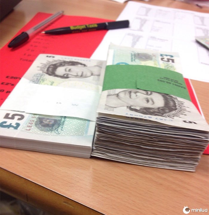New £500 Bundle Of £5 Notes Compared To Used Ones