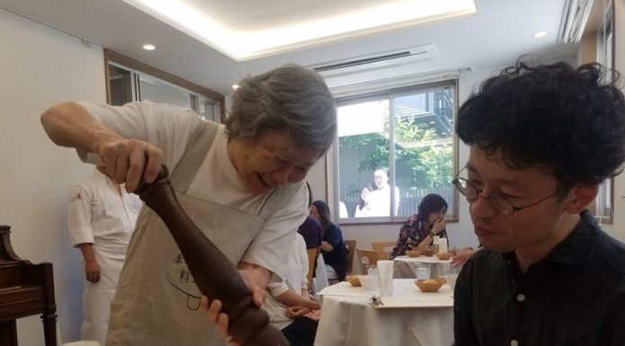 ‘Restaurante dos Pedidos Errados’ contrata só pessoas com demência e você nunca sabe o que está recebendo