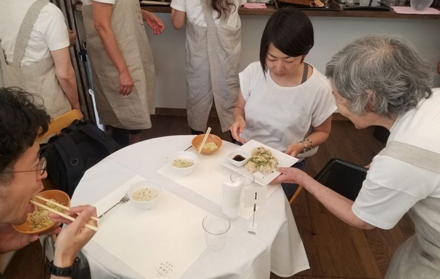 Garçons-demência-restaurante-de-ordem-erros-tokyo-7