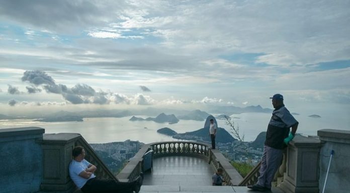 Este fotógrafo decidiu virar sua câmera para o lado oposto dos monumentos mais visitados do mundo