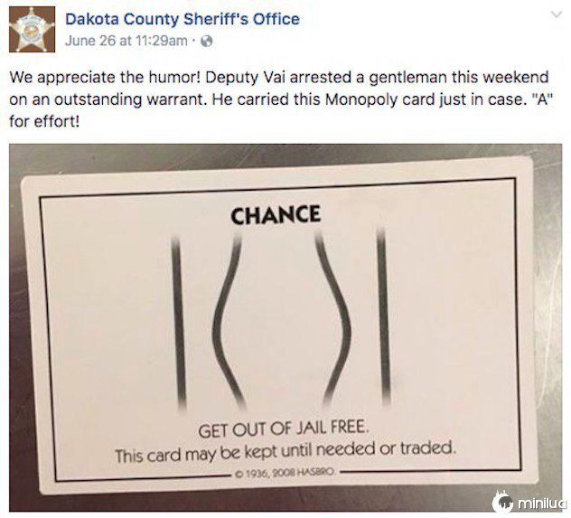 Presento tarjeta de Monopoly para no ser arrestado