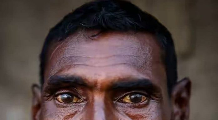 Com medo de envergonhar suas filhas, pai esconde profissão durante anos.
