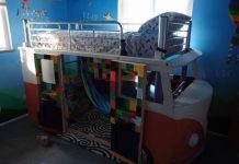 Dos restos de sua VW, pai desempregado construiu cama-combi para sua filha