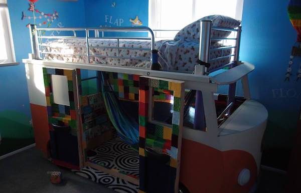 Dos restos de sua VW, pai desempregado construiu cama-combi para sua filha