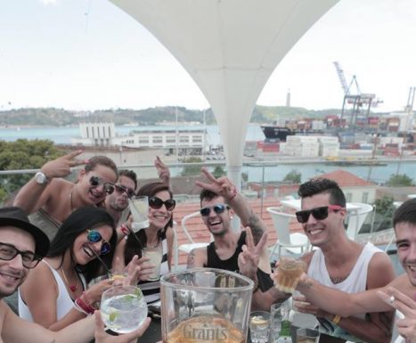 O melhor trabalho de todos: empresa te paga para beber Whisky e viajar pelo mundo!