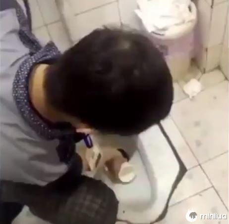Empregados tomam água do banheiro
