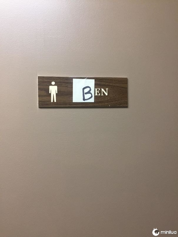 Há apenas um cara que trabalha no meu escritório, então mudamos o sinal do banheiro dos homens