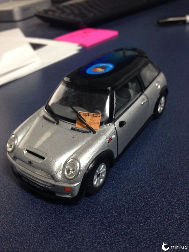 Deixei um carro de brinquedo como uma decoração para a sala de reuniões do meu escritório. Eu acho que alguém não quis lá