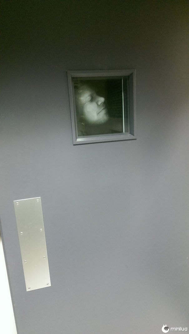Então eu fotocopiamos uma imagem do meu rosto e colocá-lo na janela da minha porta do escritório