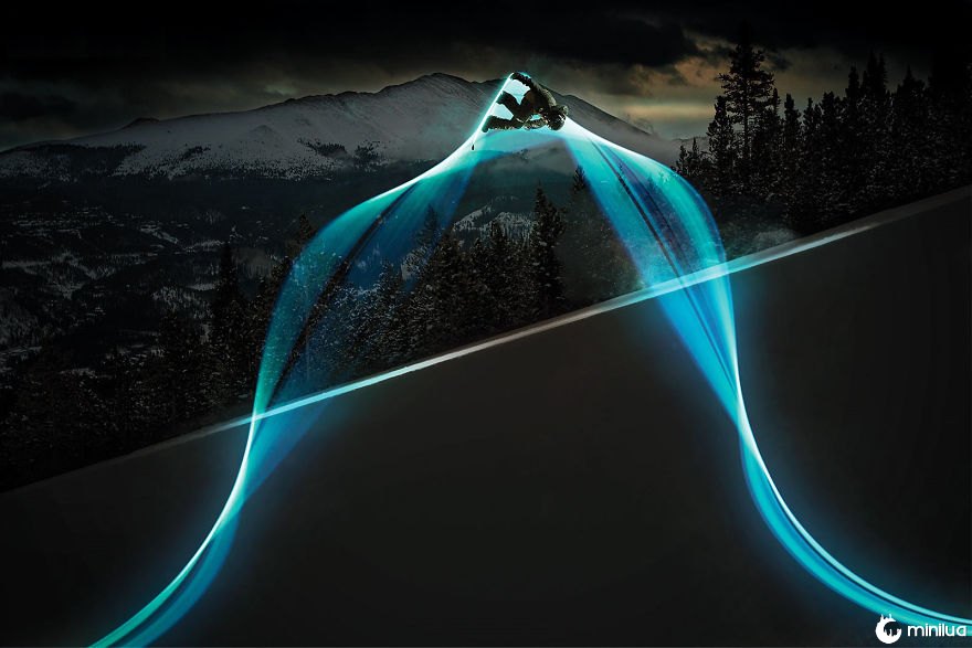 Fotografia de exposição longa de um Snowboarder com Leds em sua placa