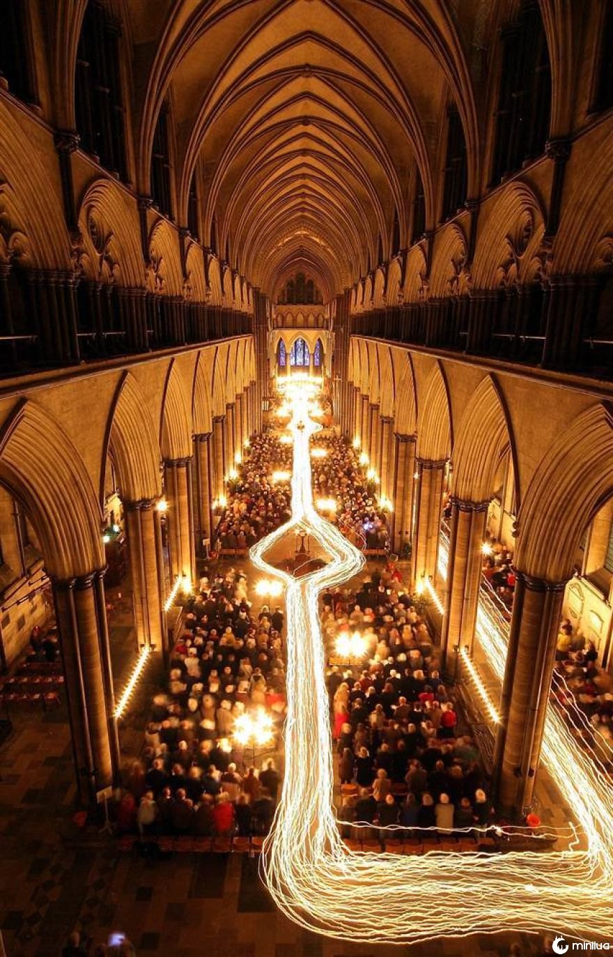 Foto de exposição longa da procissão de velas na Catedral de Salisbury
