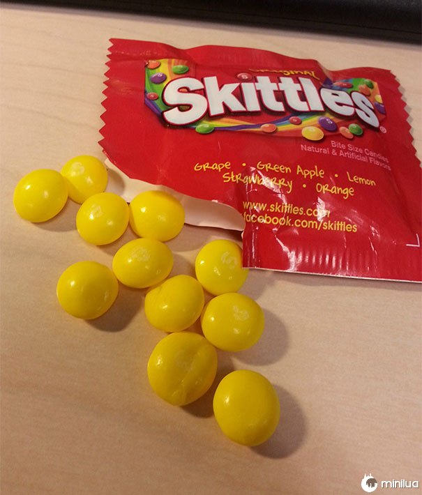 Eu tenho um tamanho divertido Pacote de skittles com apenas amarelo