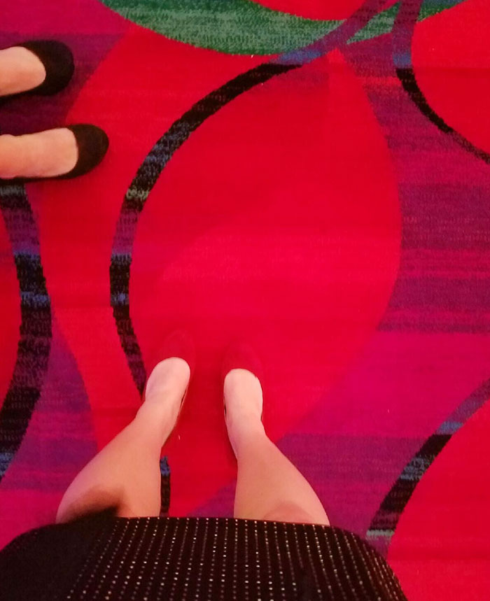 Meus sapatos são da mesma cor que este tapete