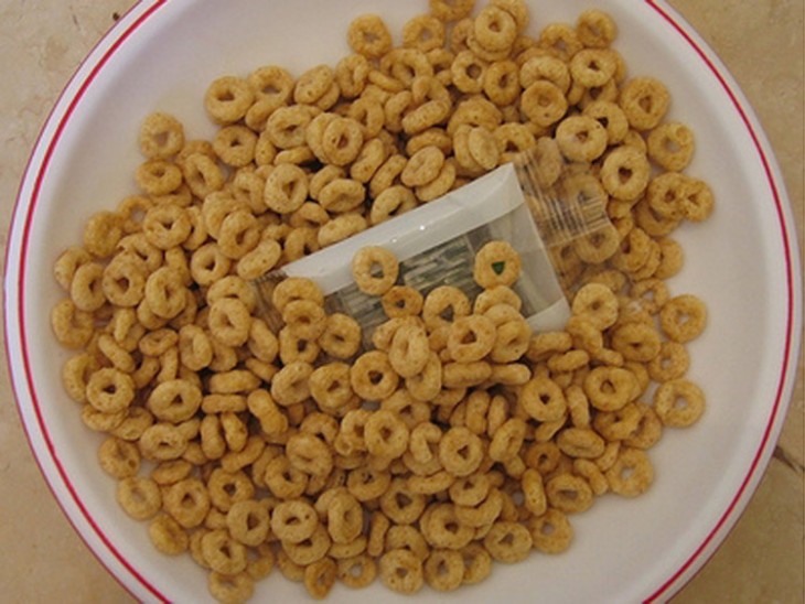 Fotografia de uma tigela de cereais com um brinquedo dentro 