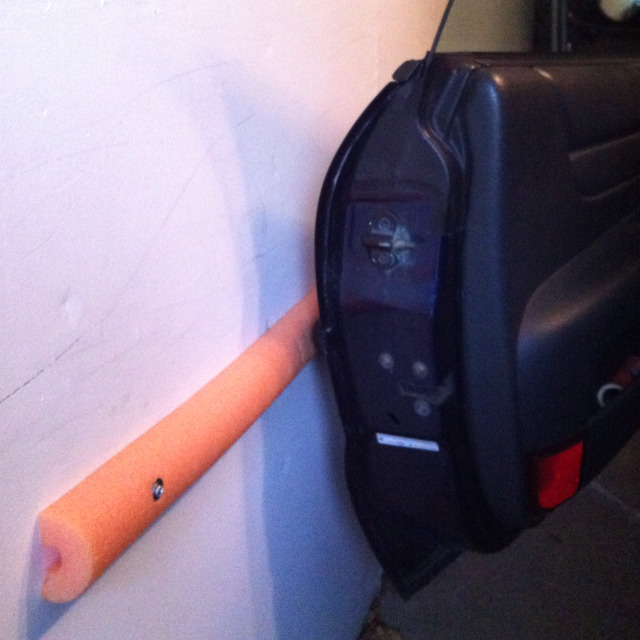 macarrão de espuma para impedir sua porta bater na parede 
