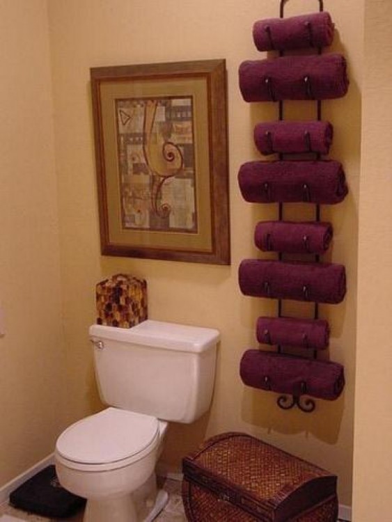 Vinho prateleiras como organizador de toalhas em um banheiro 