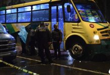 Três ladrões assaltaram um ônibus e atiraram uns aos outros... eles pensaram que se tratava de um policial