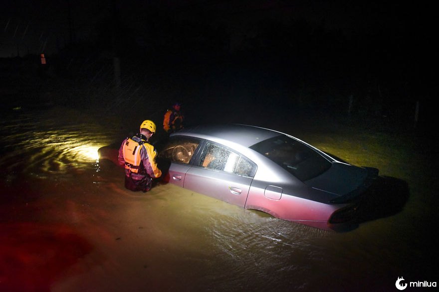 Pessoal de resgate da Agência Municipal de Gestão de Emergências Investigar um carro inundado vazio durante a passagem do furacão Irma através da parte nordeste da ilha em Fajardo, Porto Rico