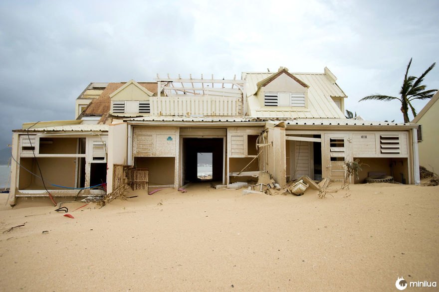 Uma casa danificada em Marigot, São Martinho, é deixada cheia de areia após a passagem do furacão Irma