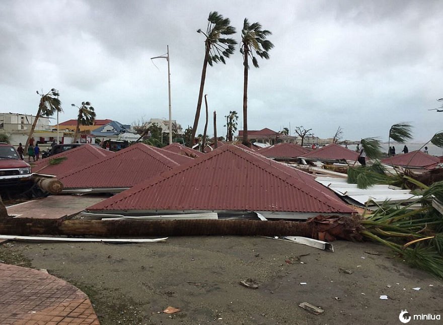 Cena estranha ao longo da costa de São Martinho Depois que os telhados foram rasgados de casas e explodidos nas ruas