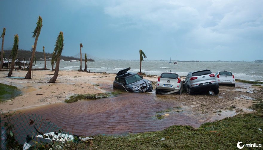 Carros danificados são vistos em uma praia de St. Martin