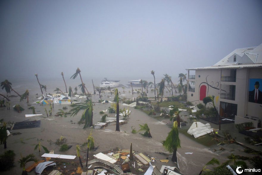 O Hotel Mercure In Marigot, São Martinho, é deixado em ruínas após um impacto do furacão Irma