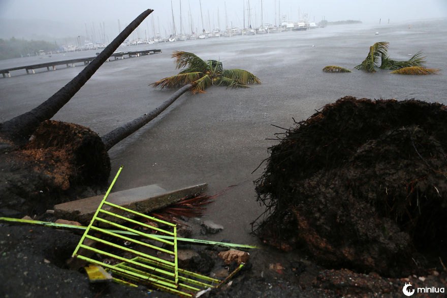 Debris é visto durante uma onda de tempestade perto do porto de Puerto Chico em Fajardo, Porto Rico