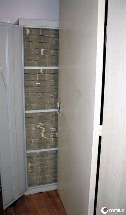 dinheiro escondido em um armário da mansão dos Cavaleiros Templários