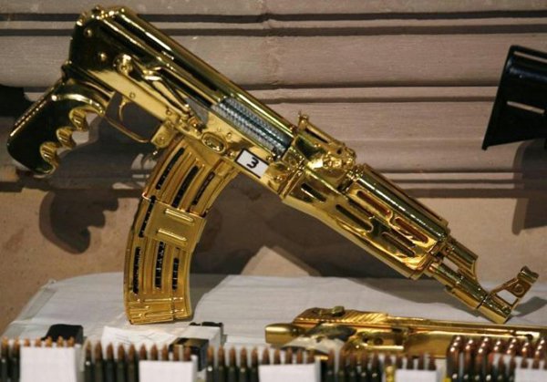 arma dourada máquina pertencente ao narco