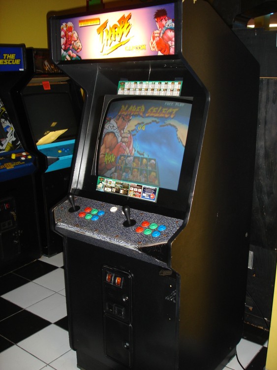 Máquina arcade com jogos Mortal Kombat e Street Fighter 